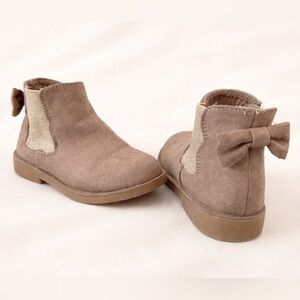 Kelly & Katie Kids Toddler girls Taupe Bow Chelsea Boots - size 9T (little kids)